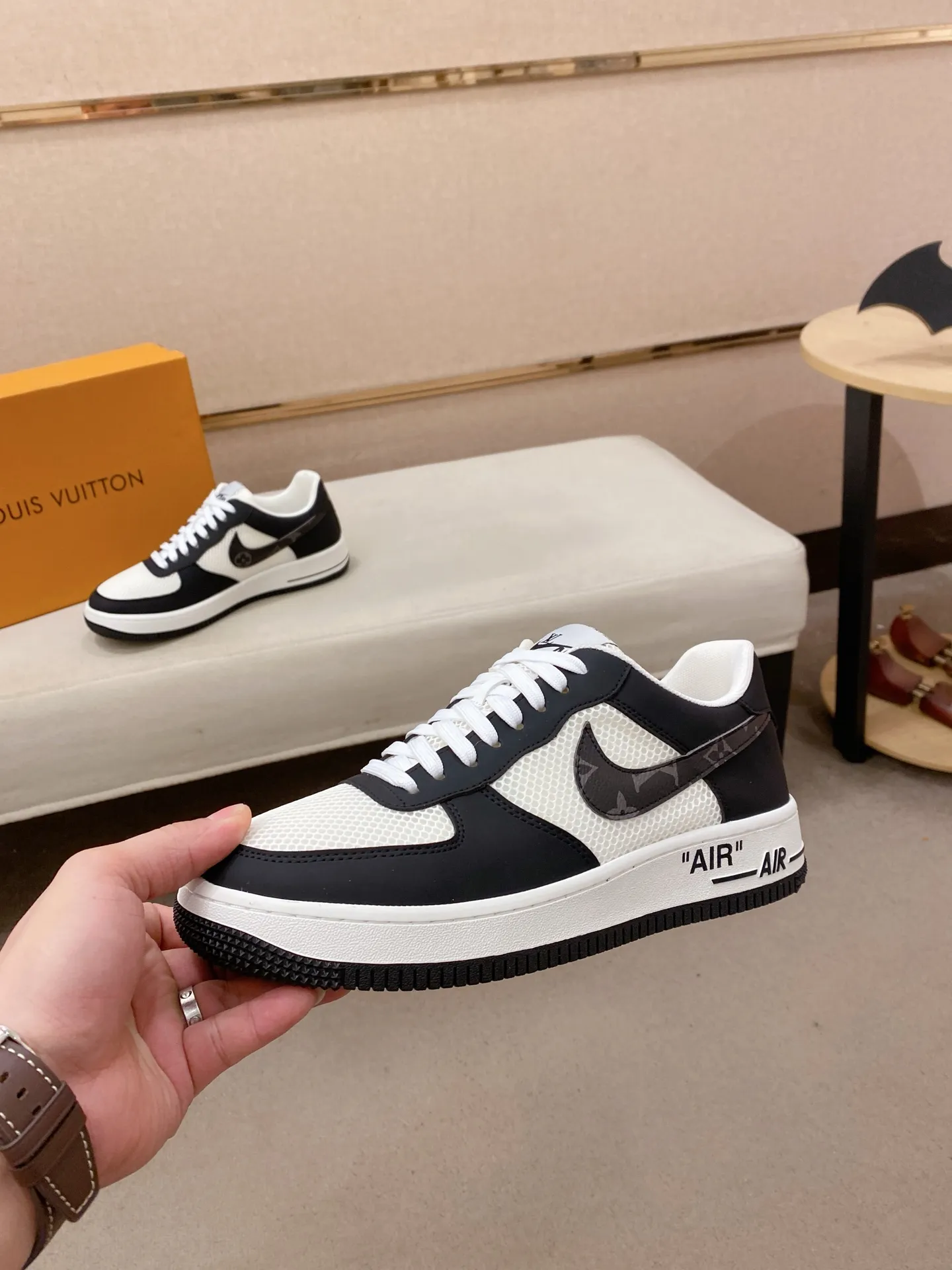 Men's shoes💰 440💰Louis Vuitton (Louis Vuitton/LV) top 🔍🔍 new models are on sale at the same time, the upper 🇮🇹 imported Italian first-layer cowhide, fully imported mesh breathable lining 💪💪, completely 1⃣️compared 1⃣️Reproduction🇮🇹💪💪, ⚠Sole: The original sole is specially provided by the original factory, the exclusive movable molded sole is super comfortable, ⚠Original factory follow-up goods, 🔍🔍high quality, you can enter and leave the counter at will, welcome to compare⚠. Code number: 38-44. Can be customized for 45 non-refundable!